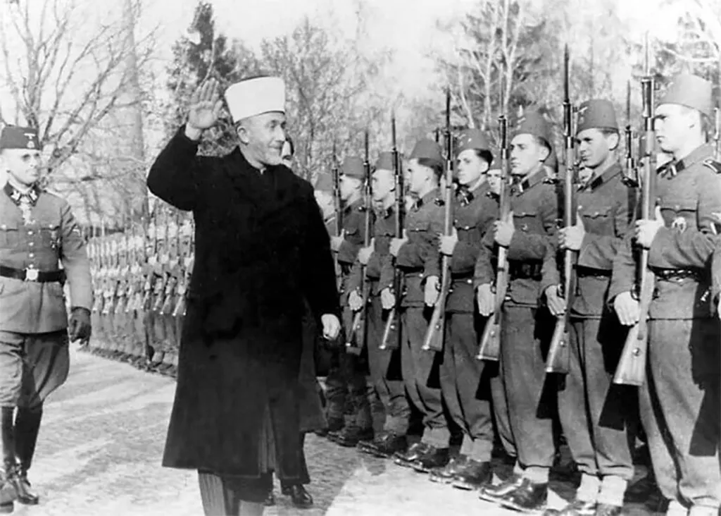 Husseini zeigt den Hitlergruß beim Abschreiten einer Formation von muslimischen SS-Truppen.