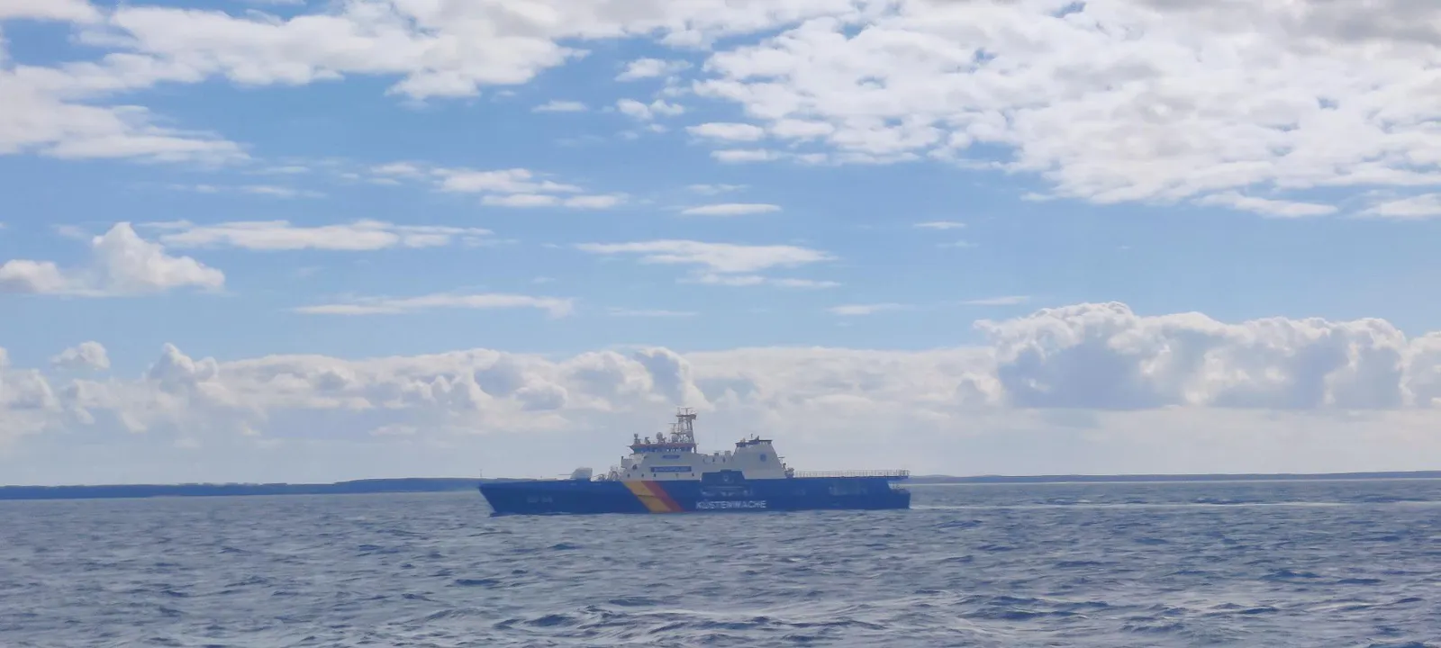 Küstenwachboot der Potsdam-Klasse mit Mark 110-Kanone vor Rügens Nordostspitze. ((c) Falk Steiner / 2023)