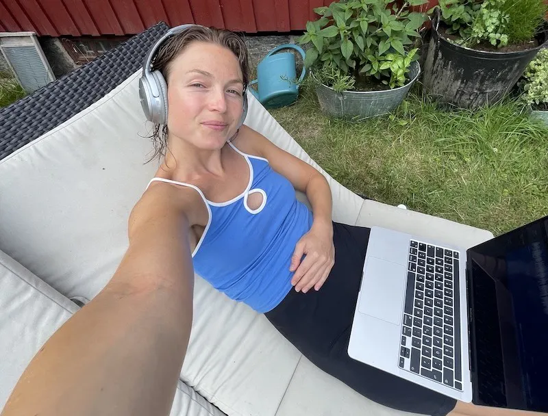Marilena mit Kopfhörern und Laptop