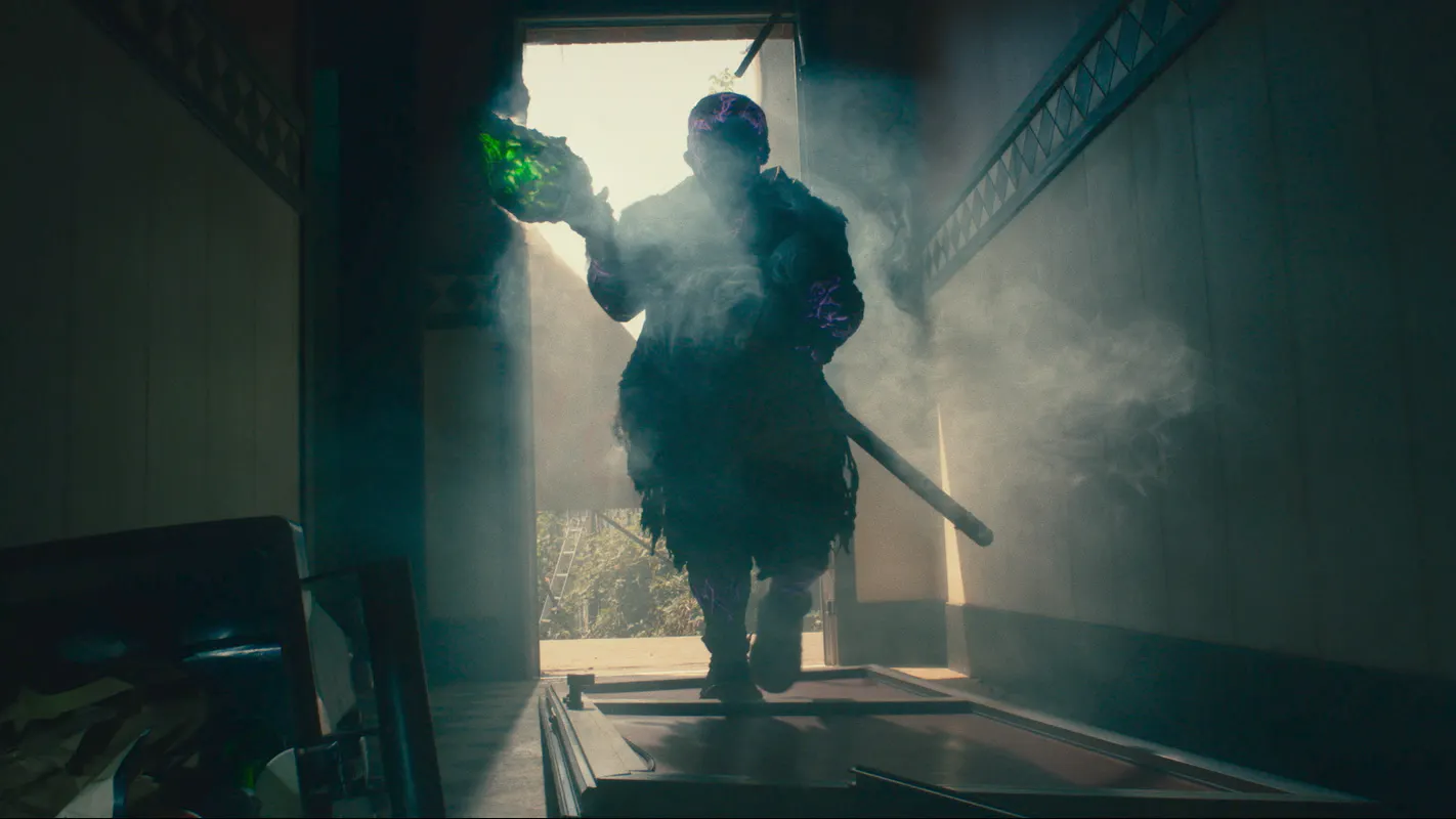 Klopf, klopf, der Toxic Avenger mit dem Mob ist da // TM & © 2025 Legendary, Capelight Pictures