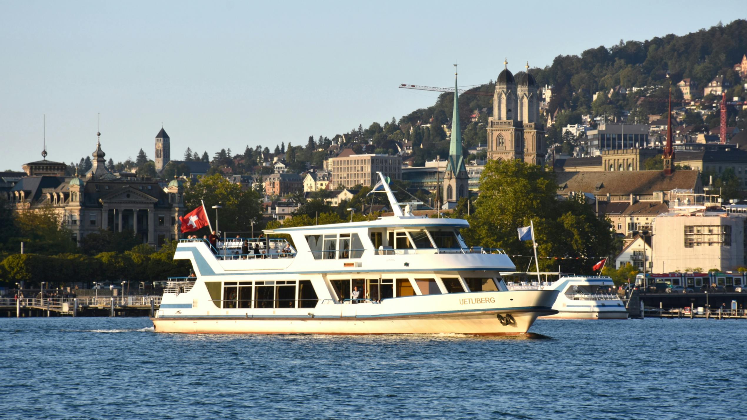 Das Motorschiff Uetliberg im Zürcher Seebecken. Im Hintergrund ist das Grossmünster zu sehen.