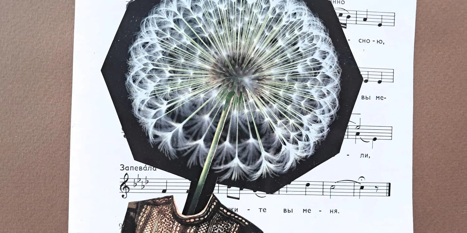 Eine Collage mit einem Notenblatt auf braunem Hintergrund, im Vordergrund steckt eine Pusteblume in einem Kleidungsstück.