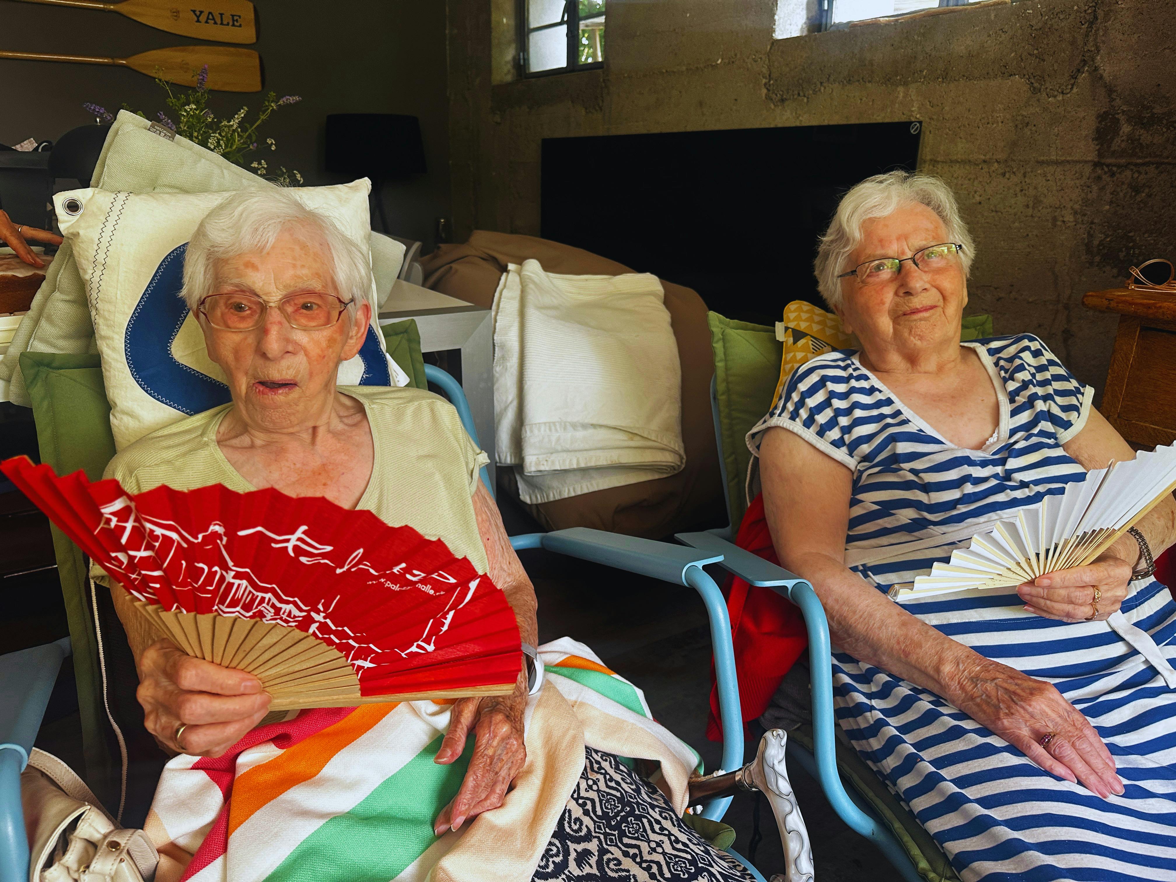 Oma (101) und Emi (95) beim 26 Grad kühle Luft fächern im Keller.
