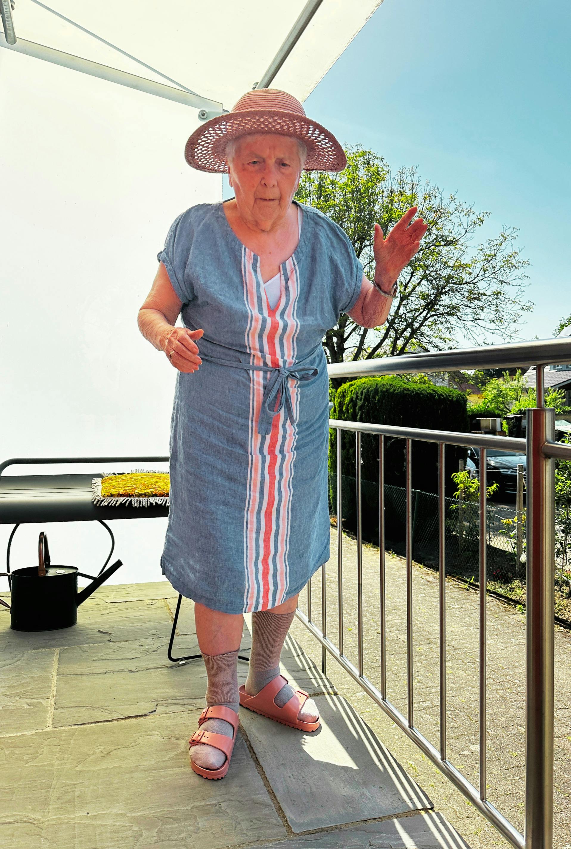 Emi unterwegs in die kühle Sommerküche im Keller.