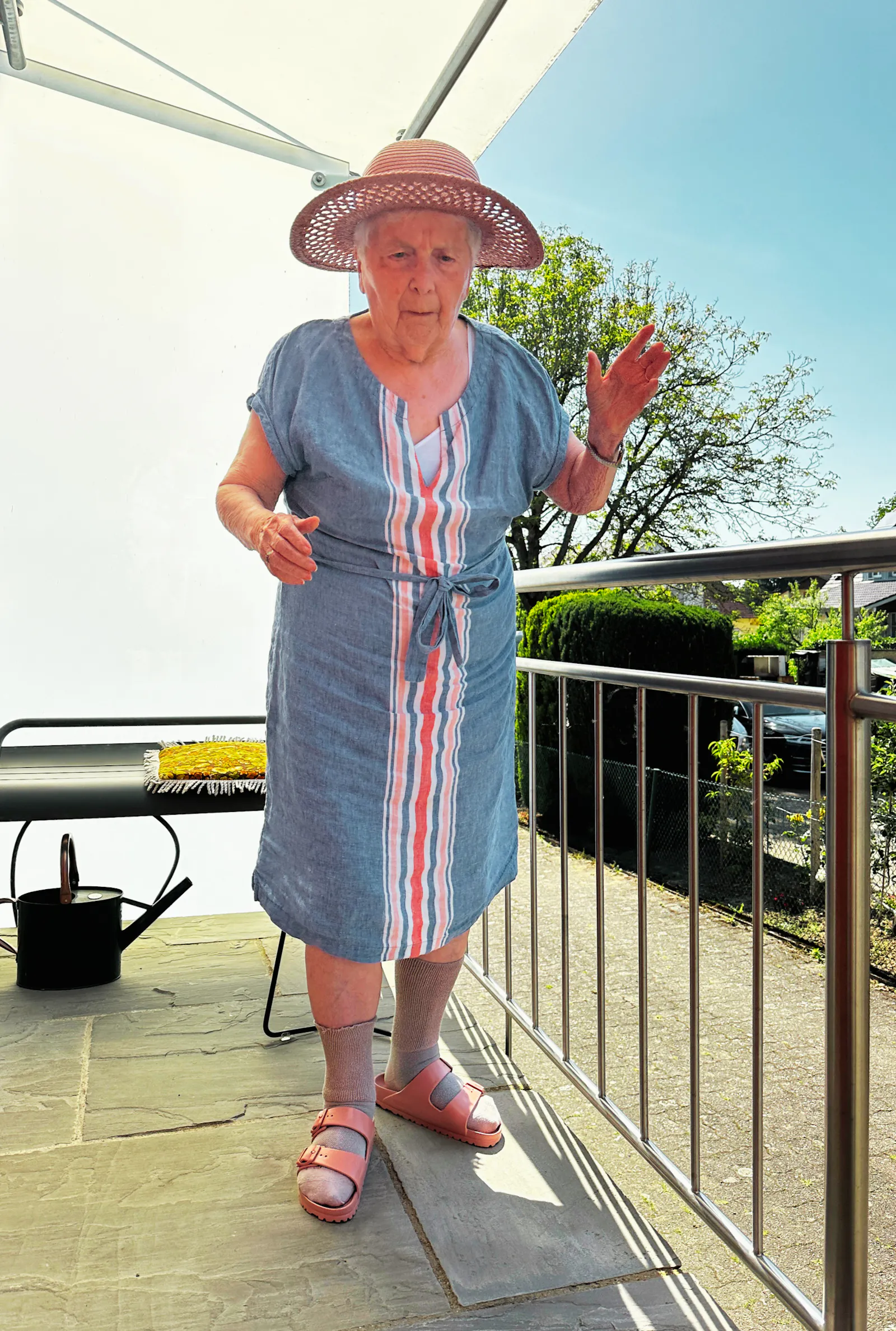 Emi unterwegs in die kühle Sommerküche im Keller.