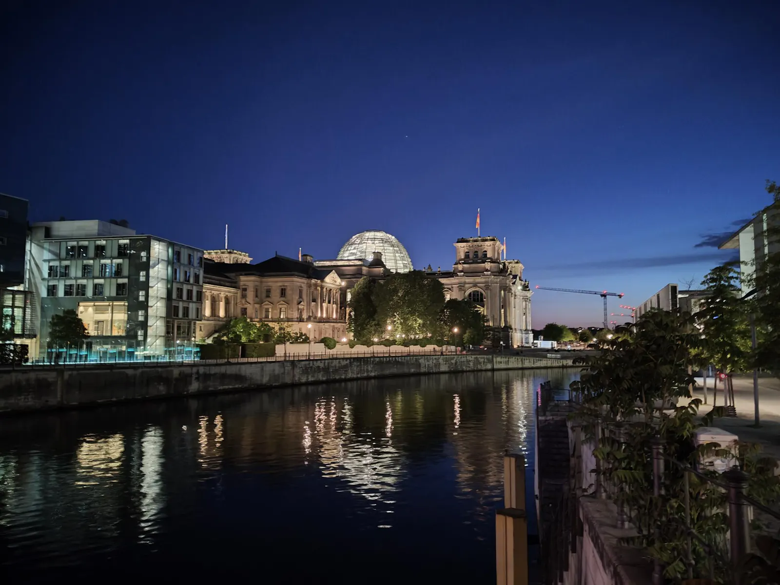 Später Abend an der Spree: Blick auf JKH, Reichspräsidentenpalais und Bundestag in schöner Abendlichtstimmung. Blick auf JKH, Reichspräsidentenpalais und Bundestag im Abendlicht. (c) Falk Steiner 2025