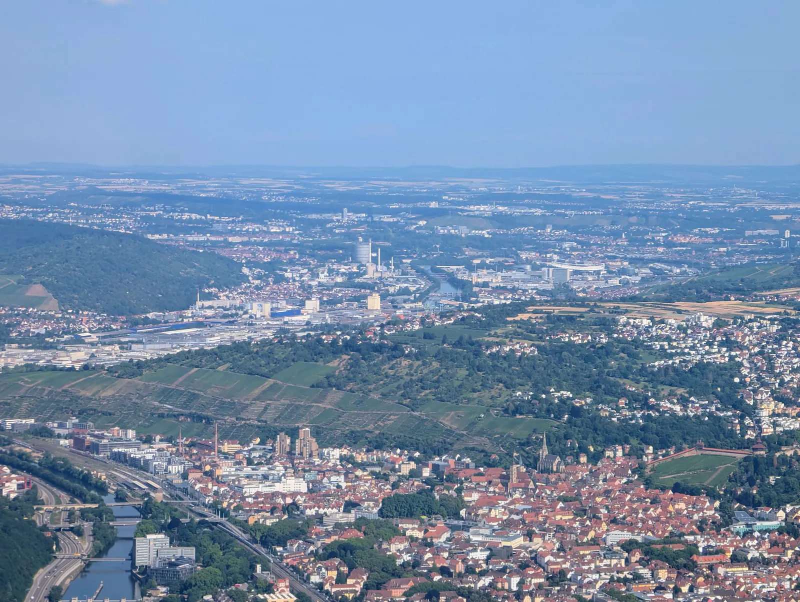 Mal eine ganz andere Perspektive auf das Neckartal von Esslingen bis Stuttgart, inklusive Stadion und Gaskessel. Foto: Jürgen Brand