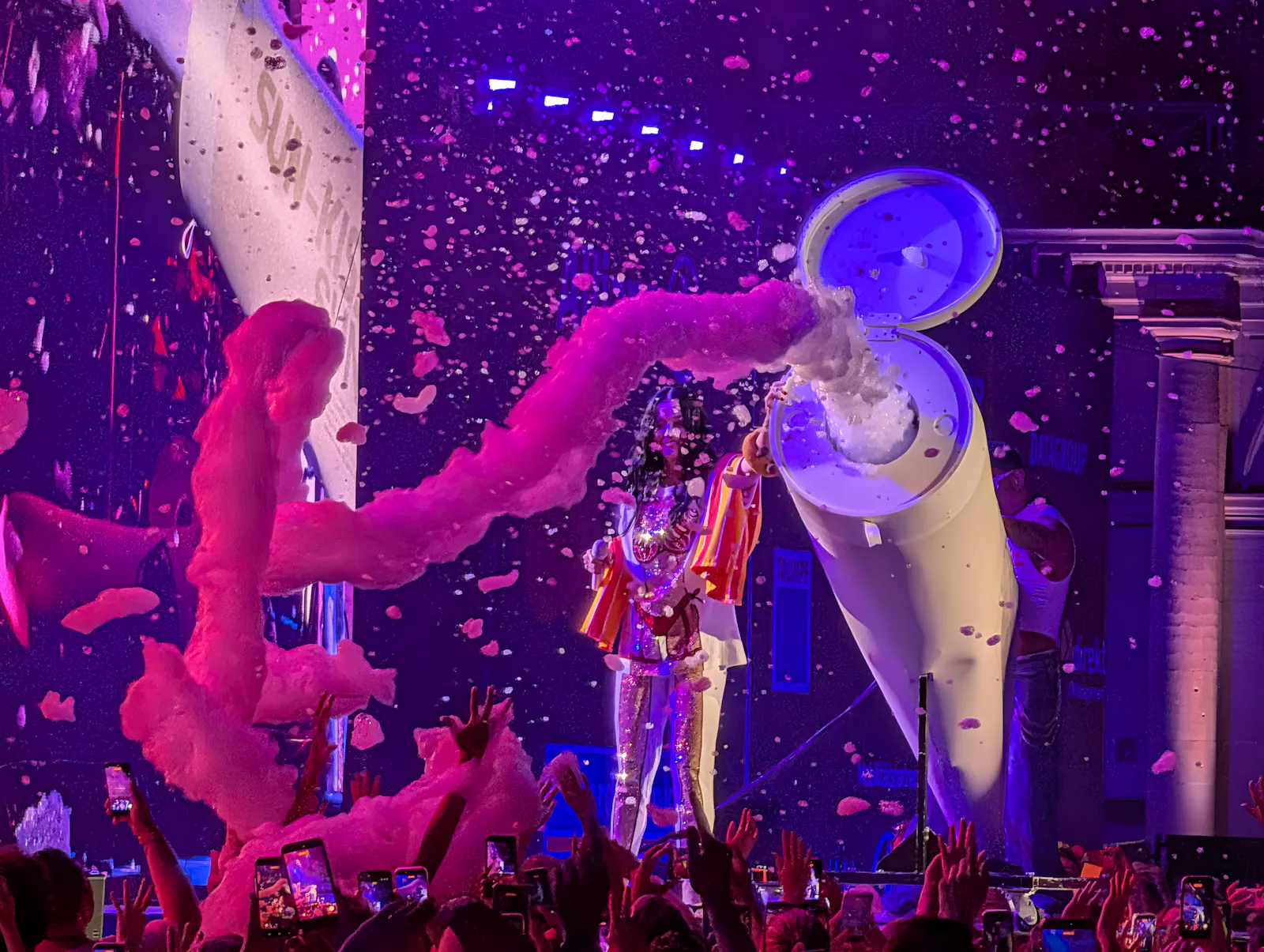 Katy Perry hat sich bei den Jazz Open auf dem Schlossplatz mit einer Schaumkanone von ihren Fans verabschiedet. Foto: Jürgen Brand