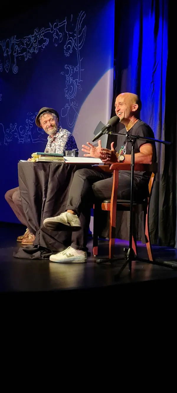 Ralf König und ich auf der Bühne der Rosenau Stuttgart.