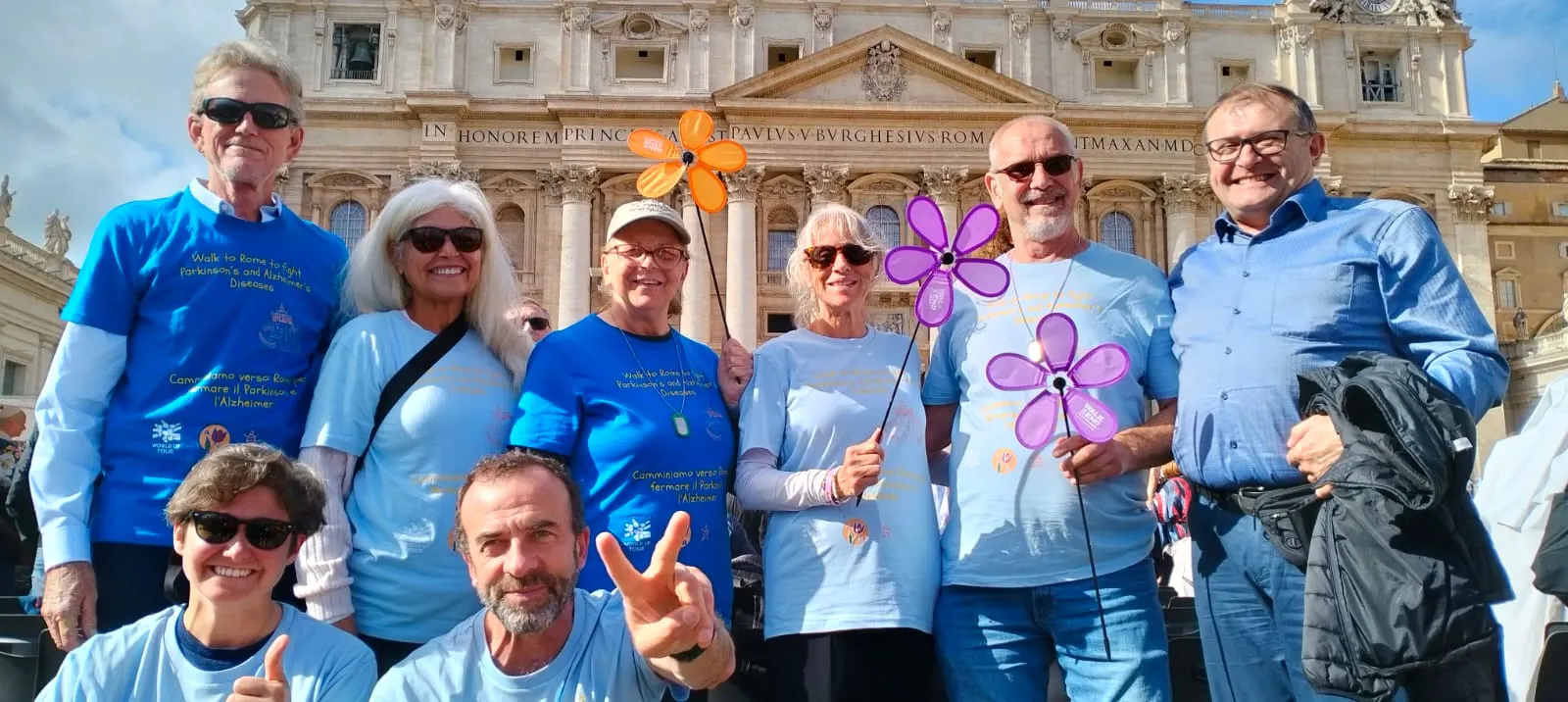 Foto del World Up Tour a Città del Vaticano. Siamo sette
in basso: Sara e Ettore
in alto: Duane, Maria, Eileen, Al e un signore sloveno che si è aggiunto
Tutti, tranne il signore sloveno, con la maglietta ufficiale del Worl Up Tour to Rome