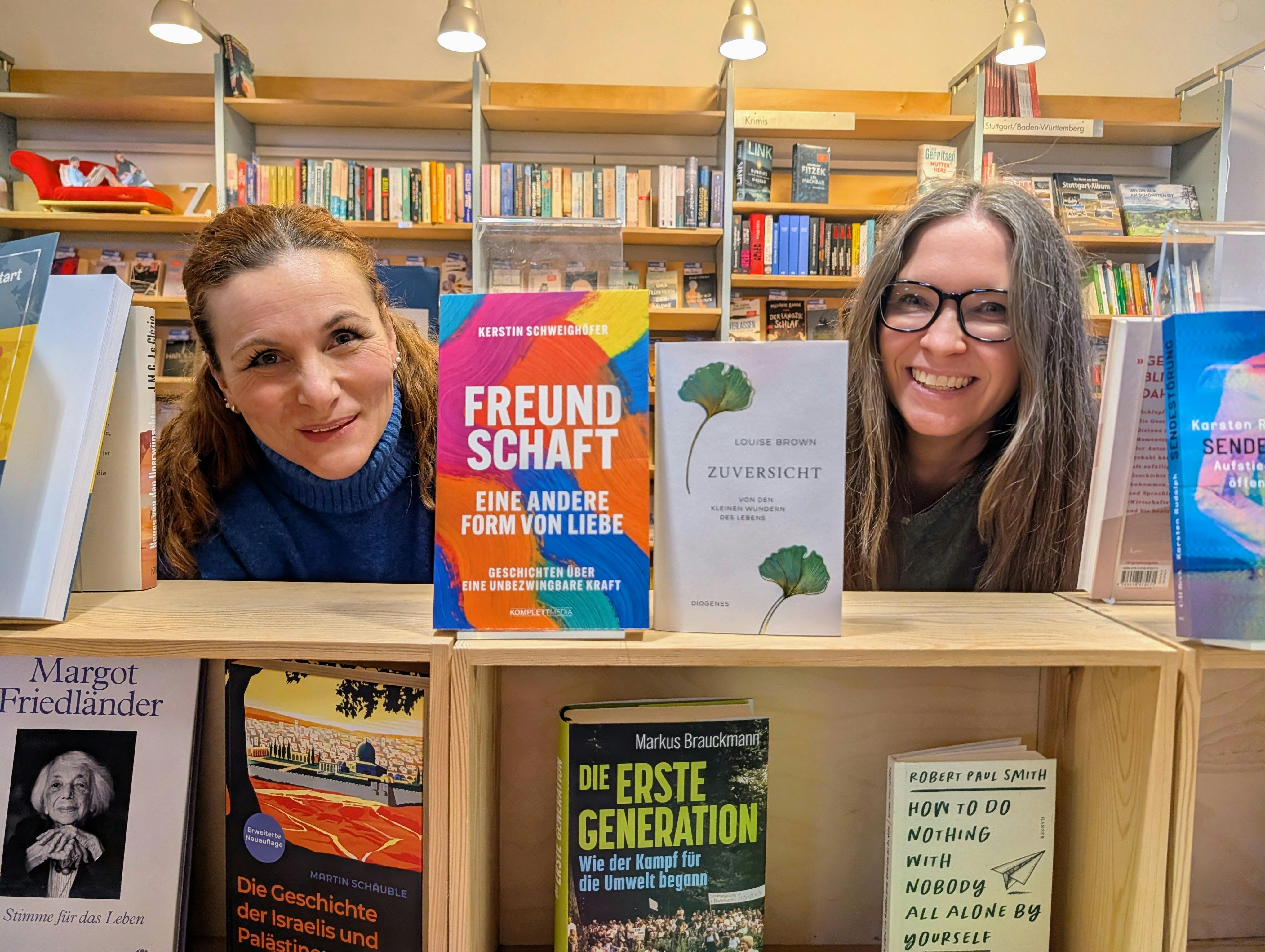 Andrea Heidel (links) und Nina Schweikert haben die Ostend-Buchhandlung übernommen. Foto: Jürgen Brand