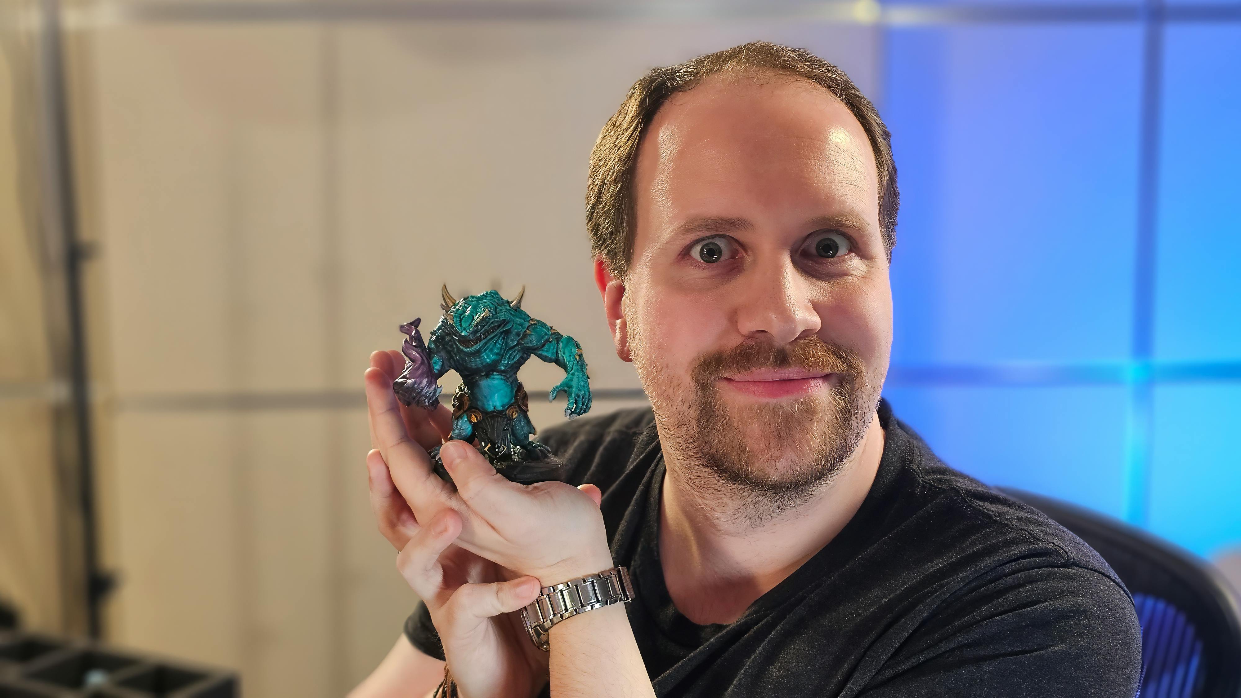 Alex hält eine Miniatur in die Kamera