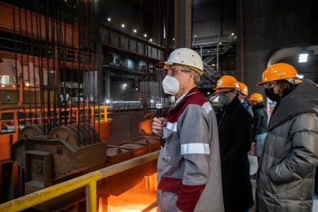 Arnd Köfler, technischer Vorstand bei Thyssenkrupp Steel führt den Wasserstoffrat durch das Duisburger Werk 

Credit: Thyssenkrupp