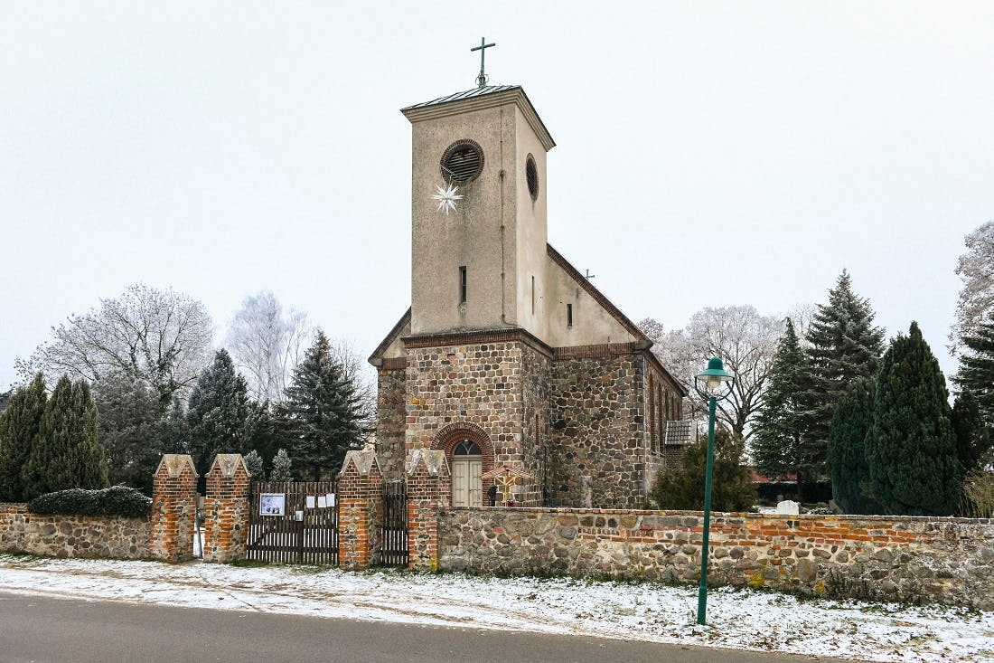 Neuendorf im Sande/Brandenburg: Dorfkirche: Der Turm der – im Kern mittelalterlichen – Kirche musste von der Gemeinde 1938 eingekürzt werden, um den nahegelegenen Flughafen nicht zu behindern. In Erzähl- und Ideenwerkstätten rund um die fehlende Turmspitze erwuchsen eine Ausstellung und ein Veranstaltungsprogramm (Bild: Jonas Ludwig Walter für Wider Sense TraFo)