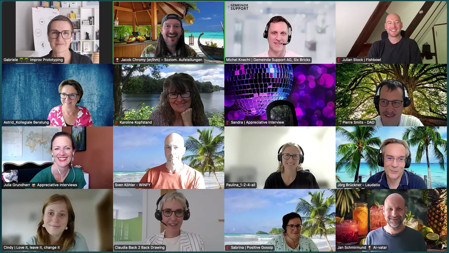 Screenshot eines Online-Events mit 16 Teilnehmenden in einer Videokonferenz. Die Teilnehmenden sind in einzelnen Videokacheln zu sehen, viele mit kreativen virtuellen HintergrĂŒnden wie Strand, Disco-Kugel oder Natur. Namen und thematische Schwerpunkte wie âImprov Prototypingâ, âAppreciative Interviewâ, âBack Drawingâ oder âKollegiale Beratungâ sind eingeblendet. Die Stimmung wirkt offen und freundlich.