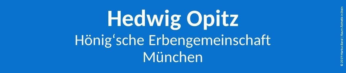 Weißer Text auf blauem Grund: Angaben zur Kundin, Vertreterin einer Erbengemeinschaft in München