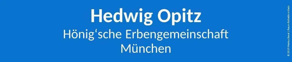 Weißer Text auf blauem Grund: Angaben zur Kundin, Vertreterin einer Erbengemeinschaft in München