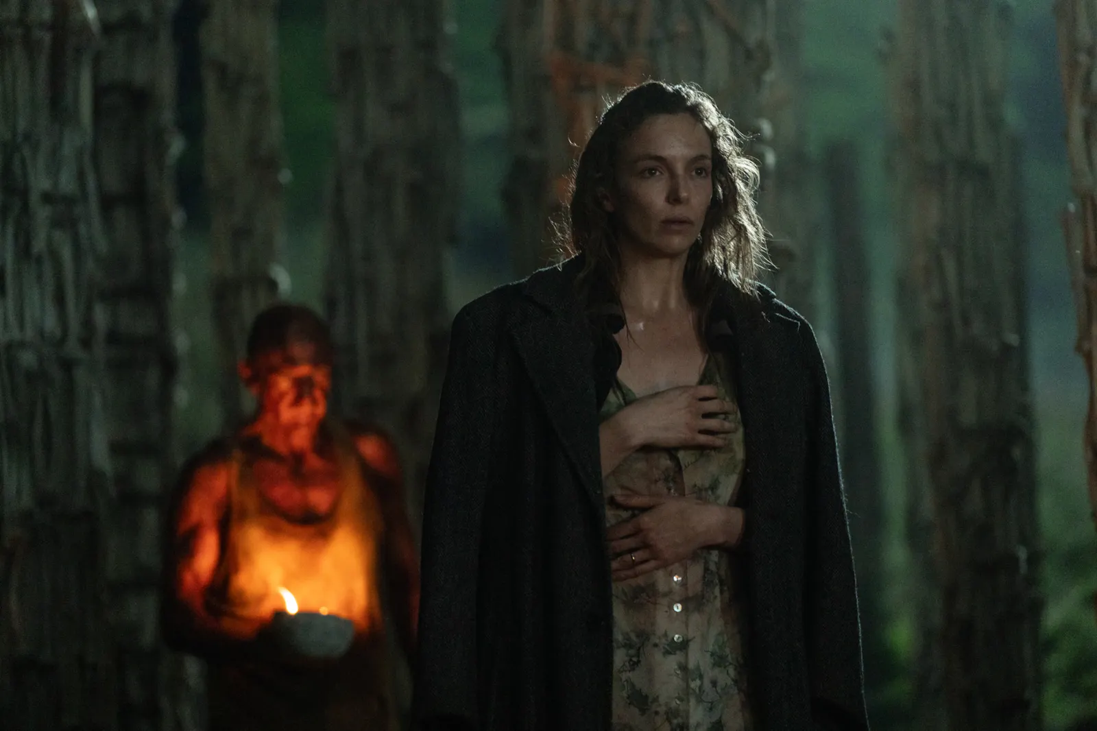 Dr. Kelson (Ralph Fiennes) und Isla (Jodie Comer) in Sony Pictures' 28 YEARS LATER. © 2025 CTMG, Inc. All Rights Reserved.