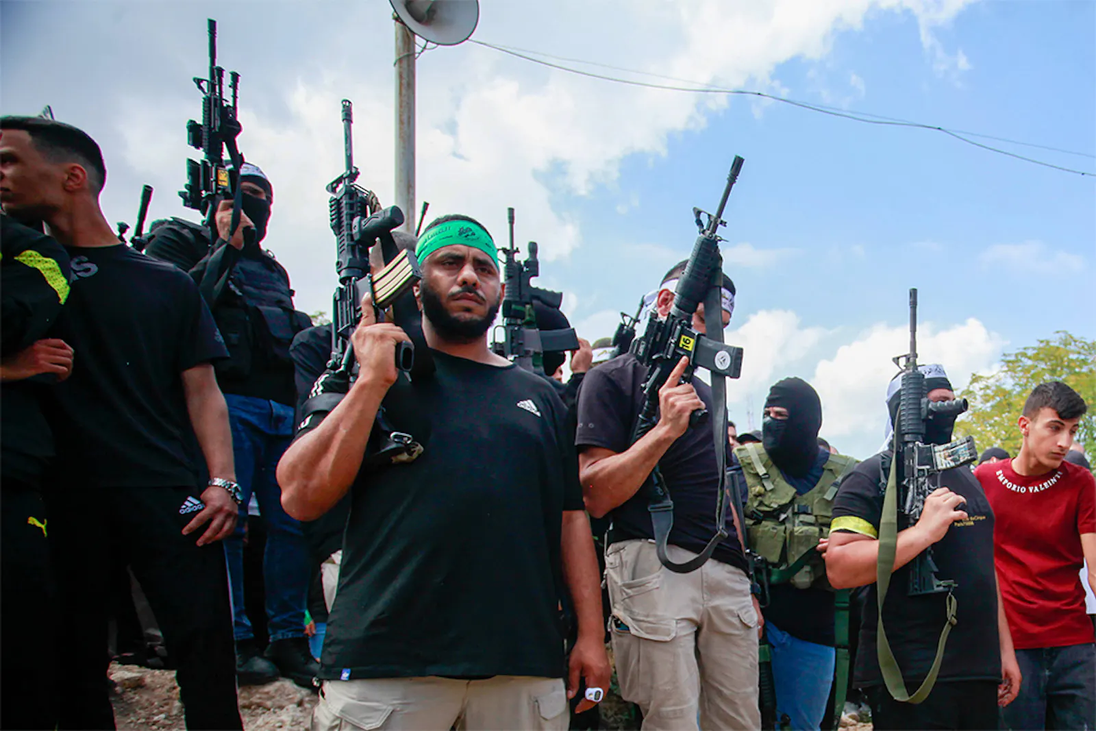 Hamas Anhänger mit Sturmgewehren