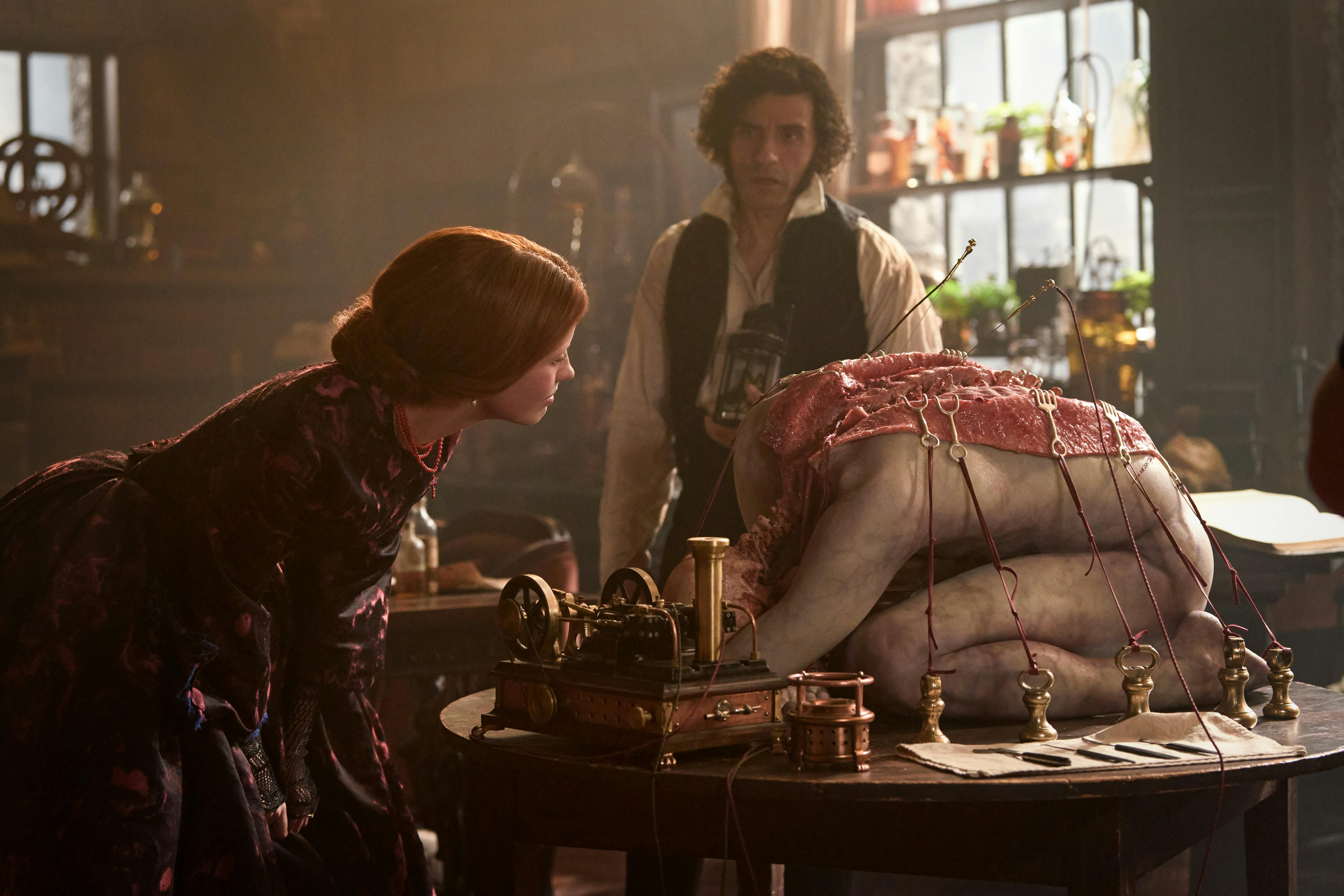 Interesse an speziellen Dingen: Lady Elizabeth (Mia Goth) und Victor Frankenstein (Oscar Isaac) // © 2025 Netflix, Inc.