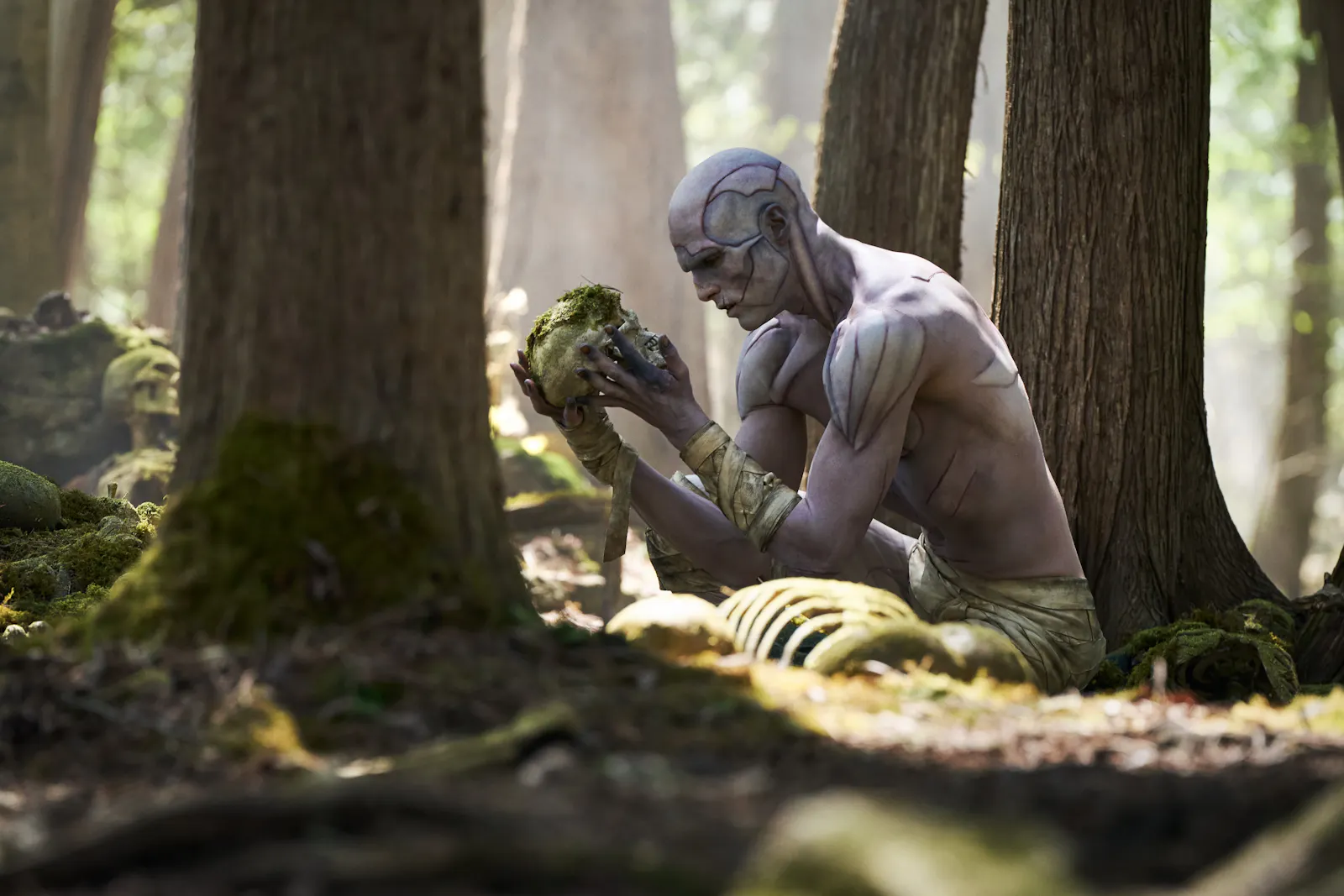 Tot oder nicht tot, das ist hier die Frage: Jacob Elordis Monster im Wald // © 2025 Netflix, Inc.