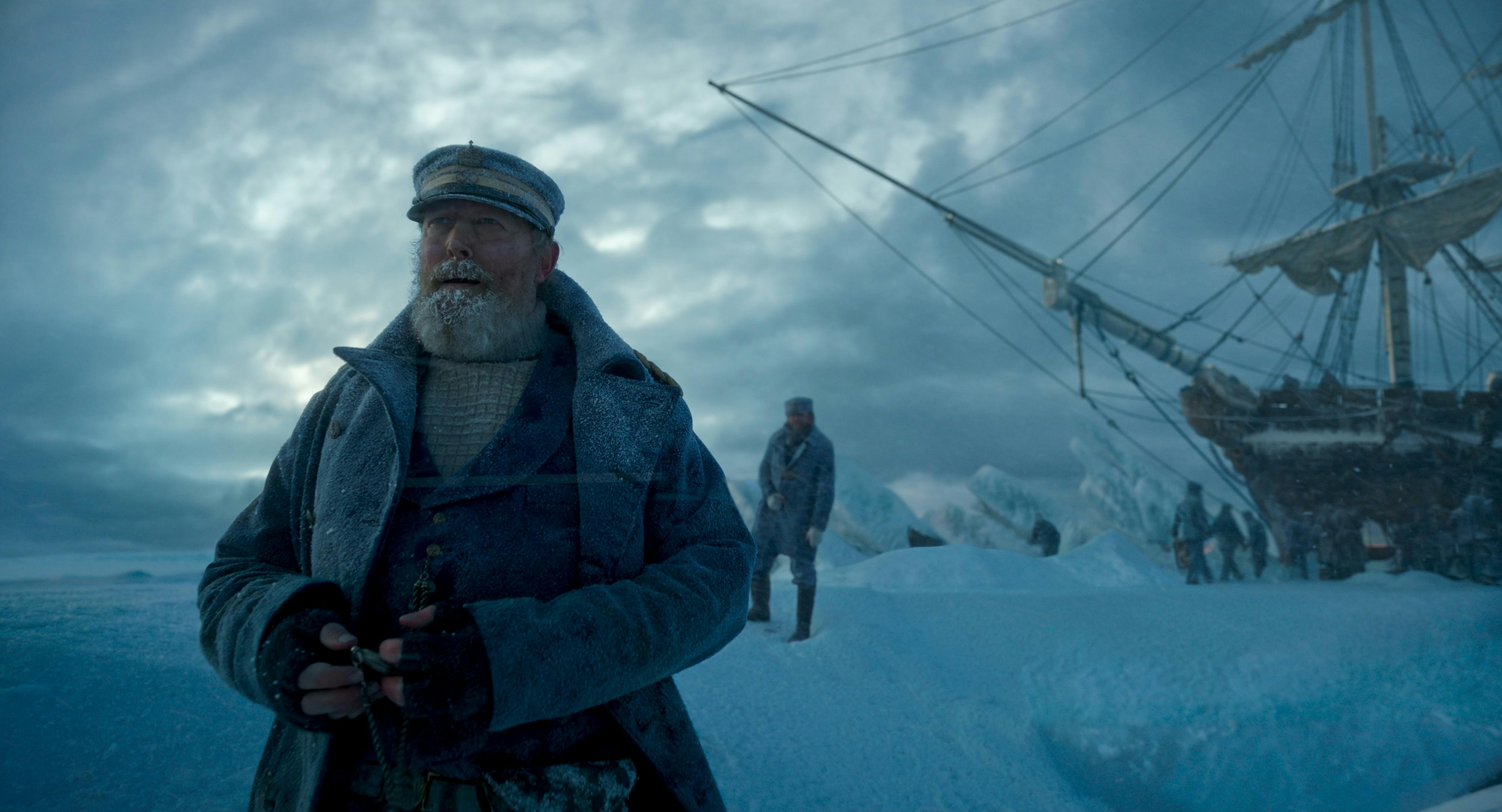 Stecken im Schnee fest: Captain Anderson (Lars Mikkelsen) und Crew // © 2025 Netflix, Inc.