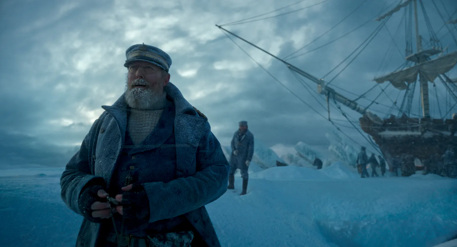 Stecken im Schnee fest: Captain Anderson (Lars Mikkelsen) und Crew // © 2025 Netflix, Inc.