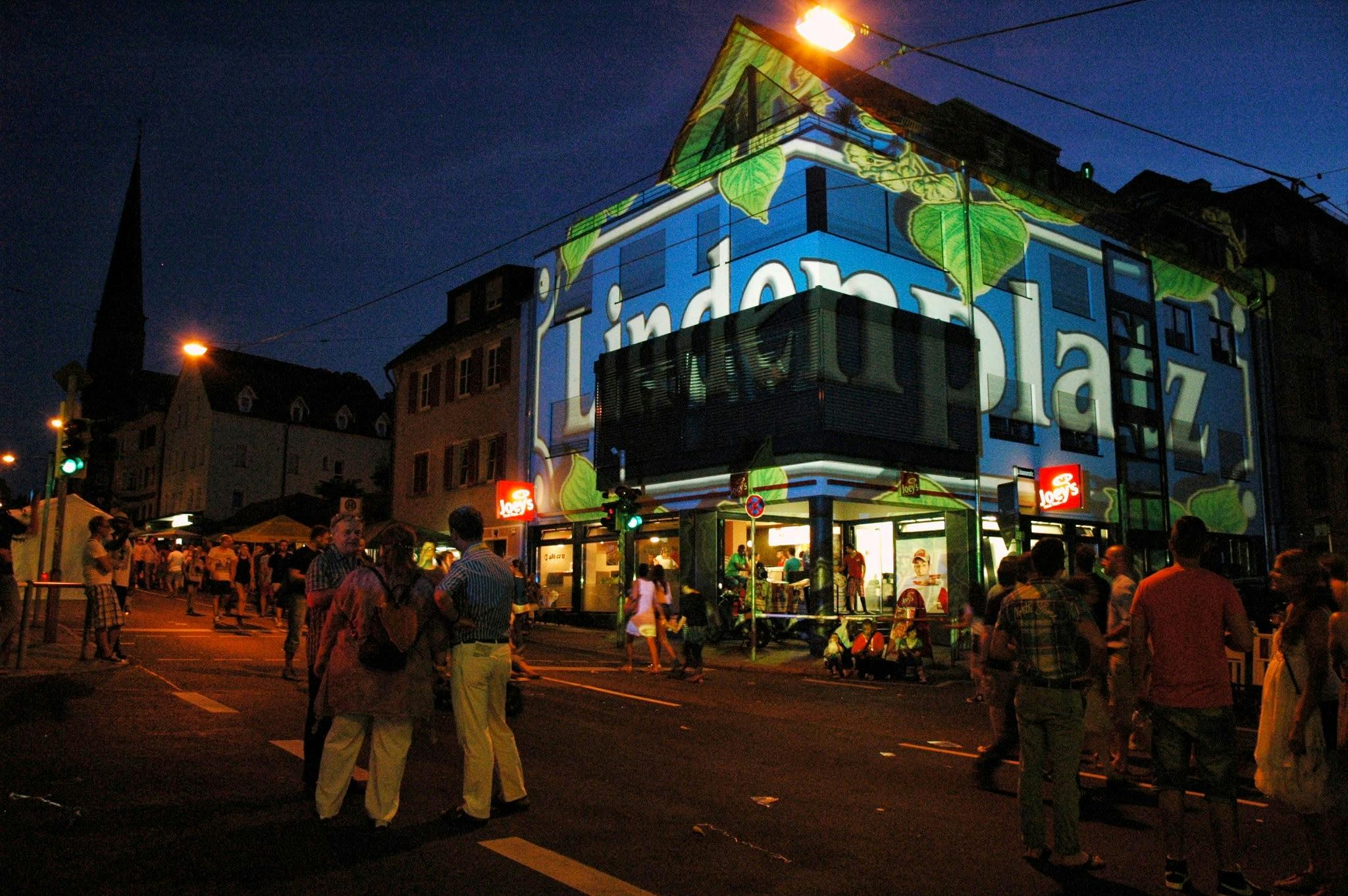 Leuchtende Vision bei der Langen Ost Nacht 2013: ein Lindenplatz an der Gablenberger Hauptstraße. Foto: Jürgen Brand