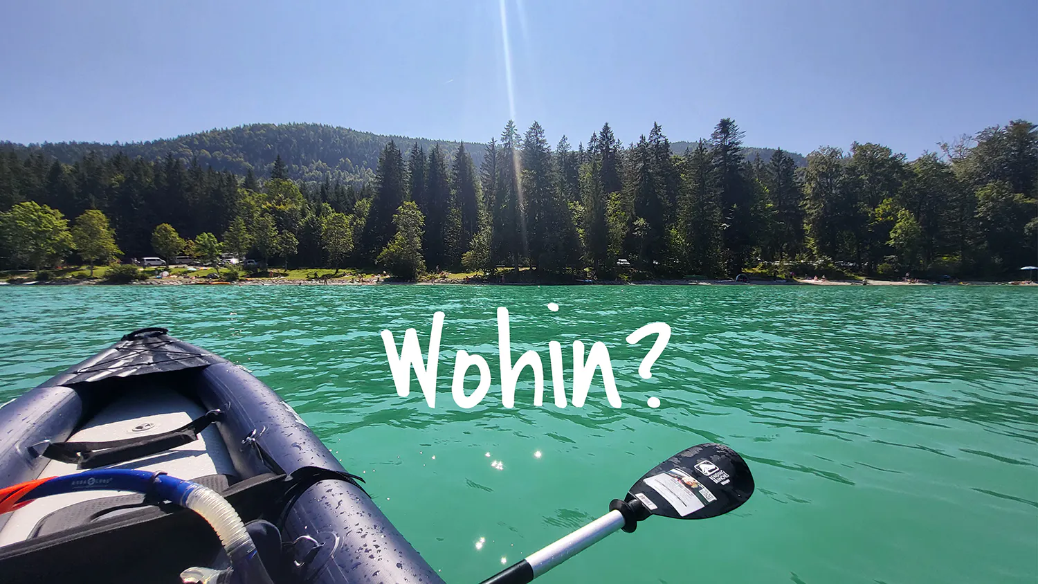 Aufgeblasenes Gummiboot auf einem See