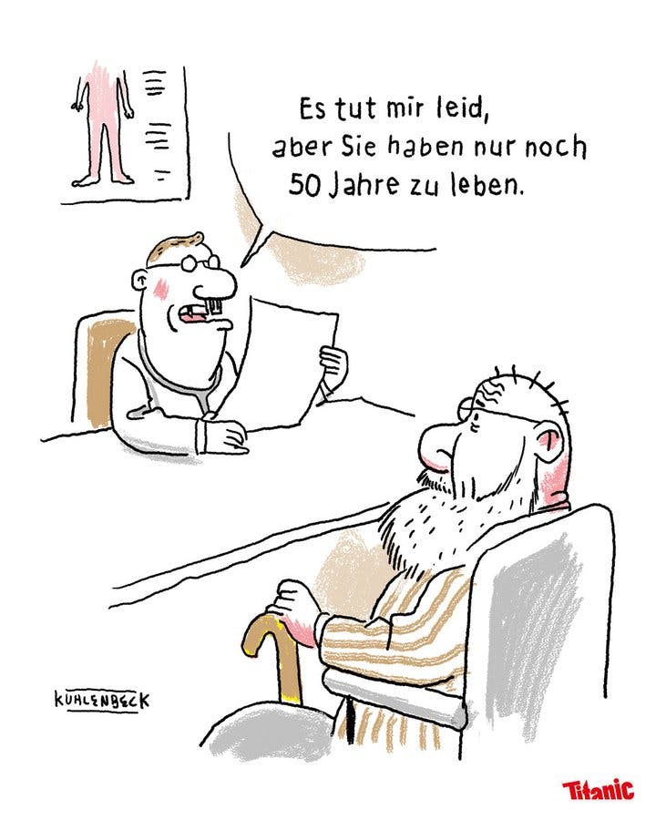 von Kuhlenbeck gezeichneter Cartoon: Ein alter Mann mit Gehstock und langem weißem Bart sitzt in einer Arztpraxis und schaut erwartungsvoll den Arzt an. Dieser schaut sich gerade die Akte des Patienten an und verkündet: "Es tut mir leid, aber Sie haben nur noch 50 Jahre zu leben."