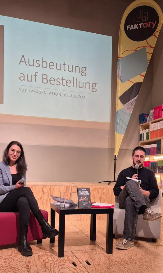 Johannes Greß und Nadja Riahi bei der Buchvorstellung "Ausbeutung auf Bestellung" in der Faktory/Wien
