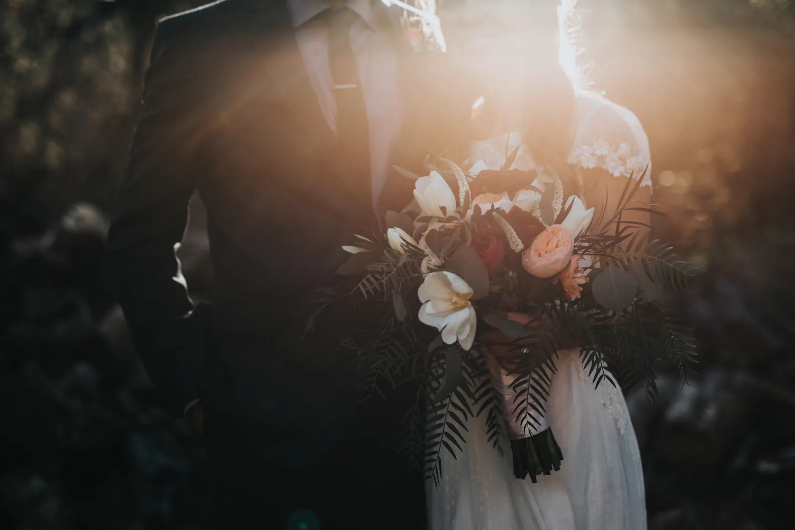 Ein Brautpaar mit Blumenstrauß