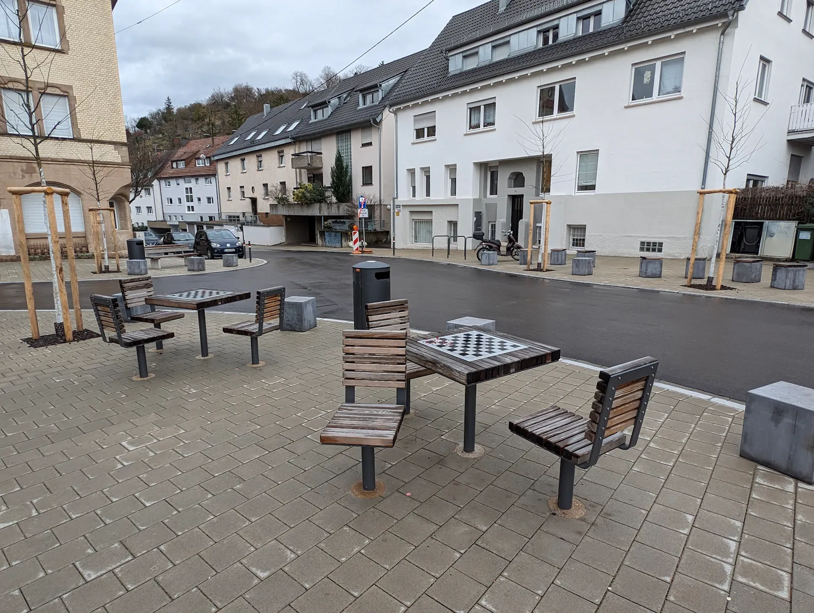 An der Bergstraße in Gablenberg ist schon viel passiert. Hier, an der Einmündung Libanonstraße, kann man jetzt sogar Schach spielen. Foto: Jürgen Brand