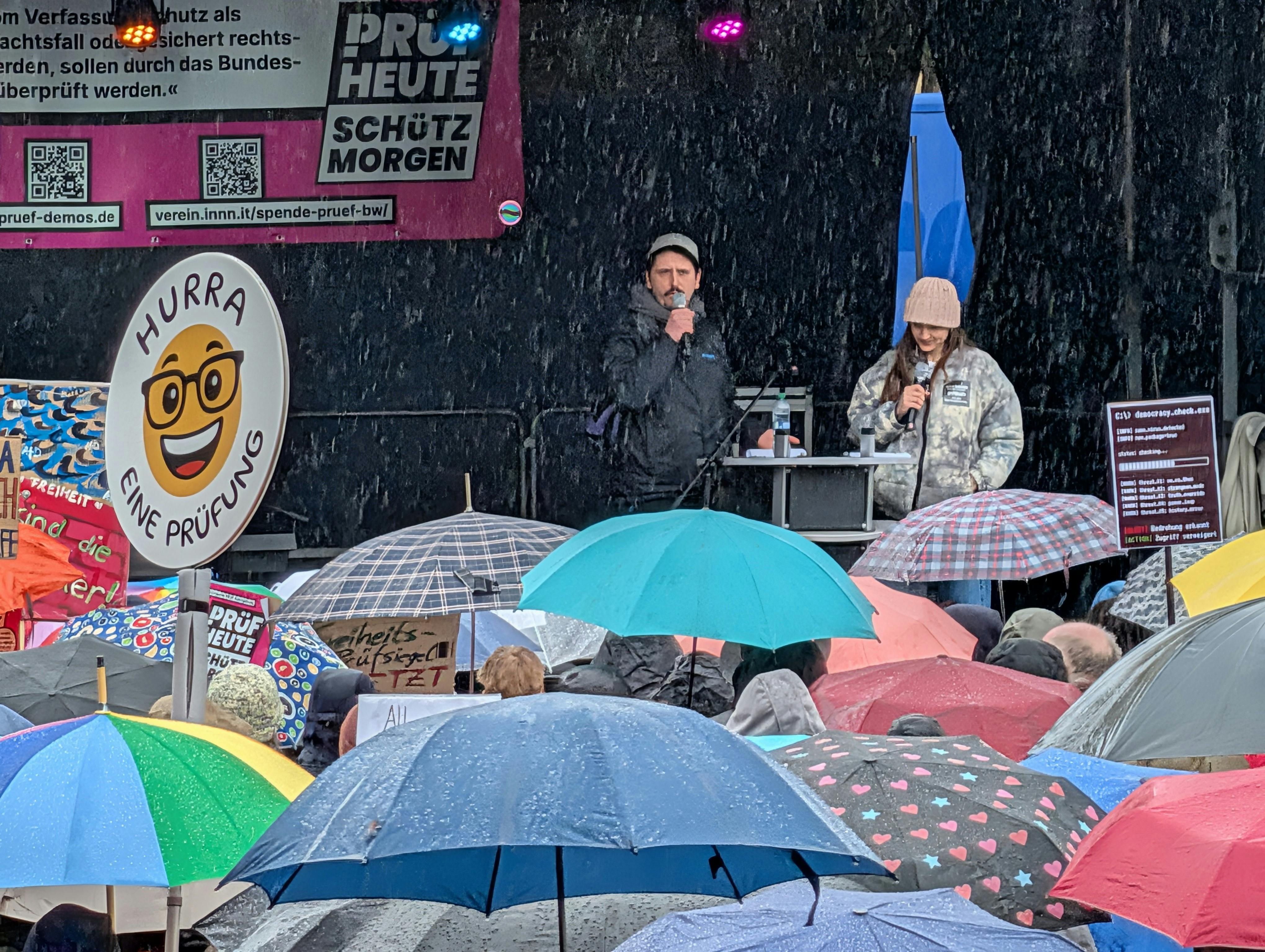 Mehrere Tausend Menschen haben sich vom Dauerregen nicht abhalten lassen und für eine Überprüfung von rechtsextremistischen Parteien demonstriert und gesungen. Foto: Jürgen Brand