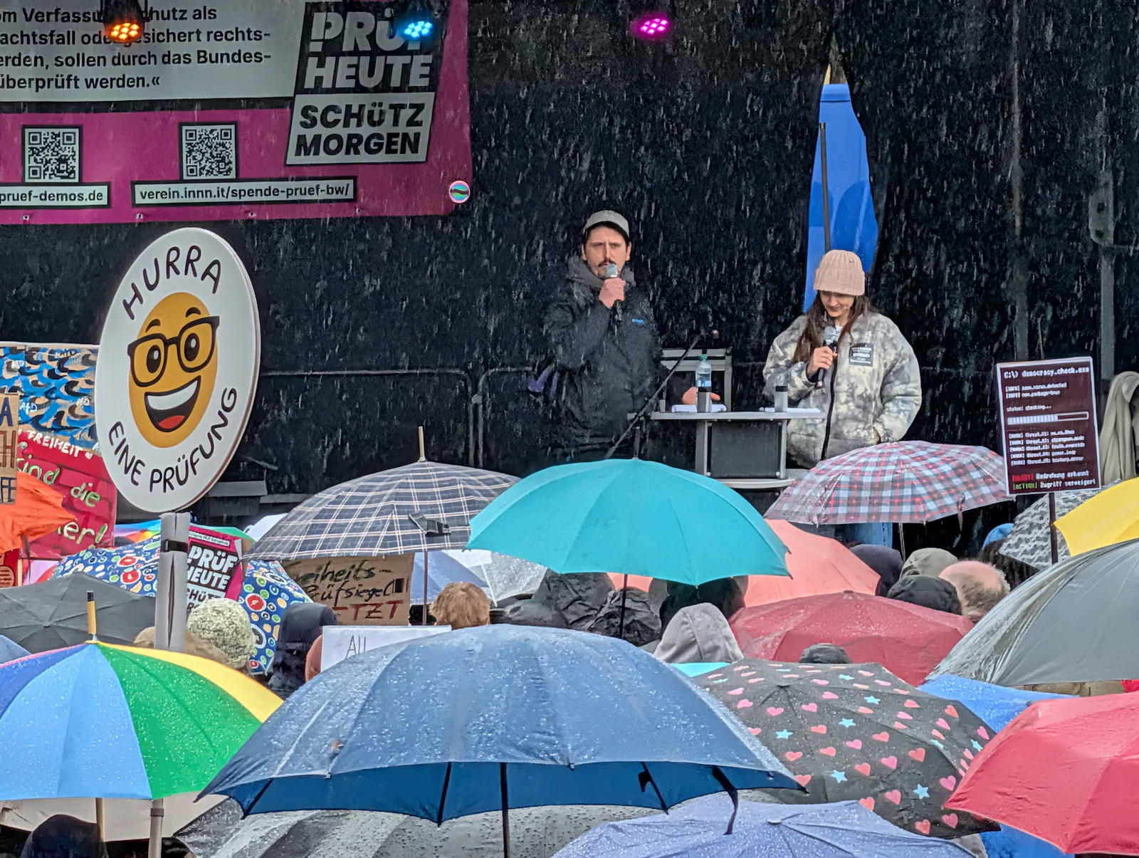 Mehrere Tausend Menschen haben sich vom Dauerregen nicht abhalten lassen und für eine Überprüfung von rechtsextremistischen Parteien demonstriert und gesungen. Foto: Jürgen Brand