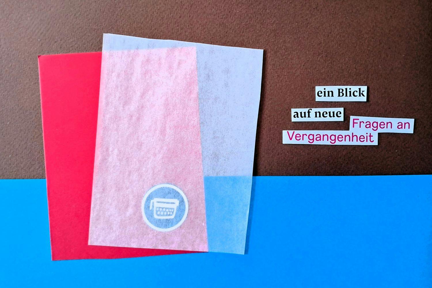 Eine Collage, verschieden farbige Papiere und Wortschnipsel.