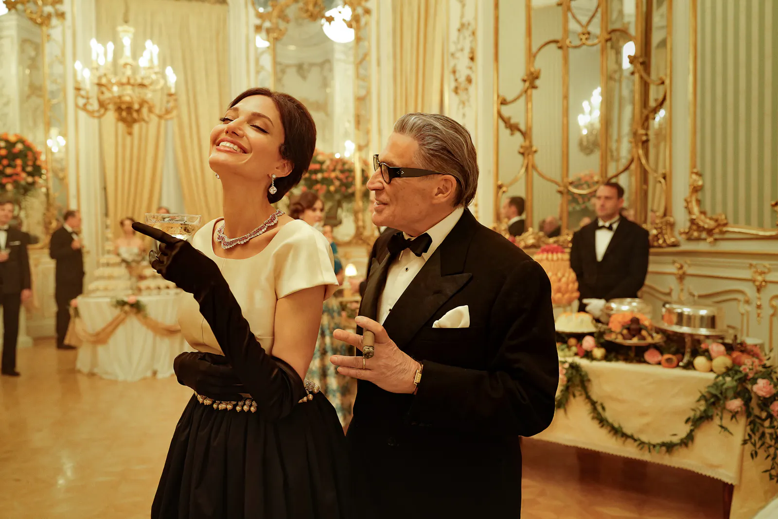 Maria Callas (Angelina Jolie) und Aristotle Onassis (Haluk Bilginer) // © STUDIOCANAL GmbH