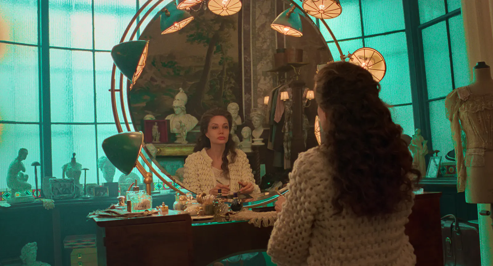Im Spiegel: Maria Callas (Angelina Jolie) // © STUDIOCANAL GmbH / Pablo Larraín