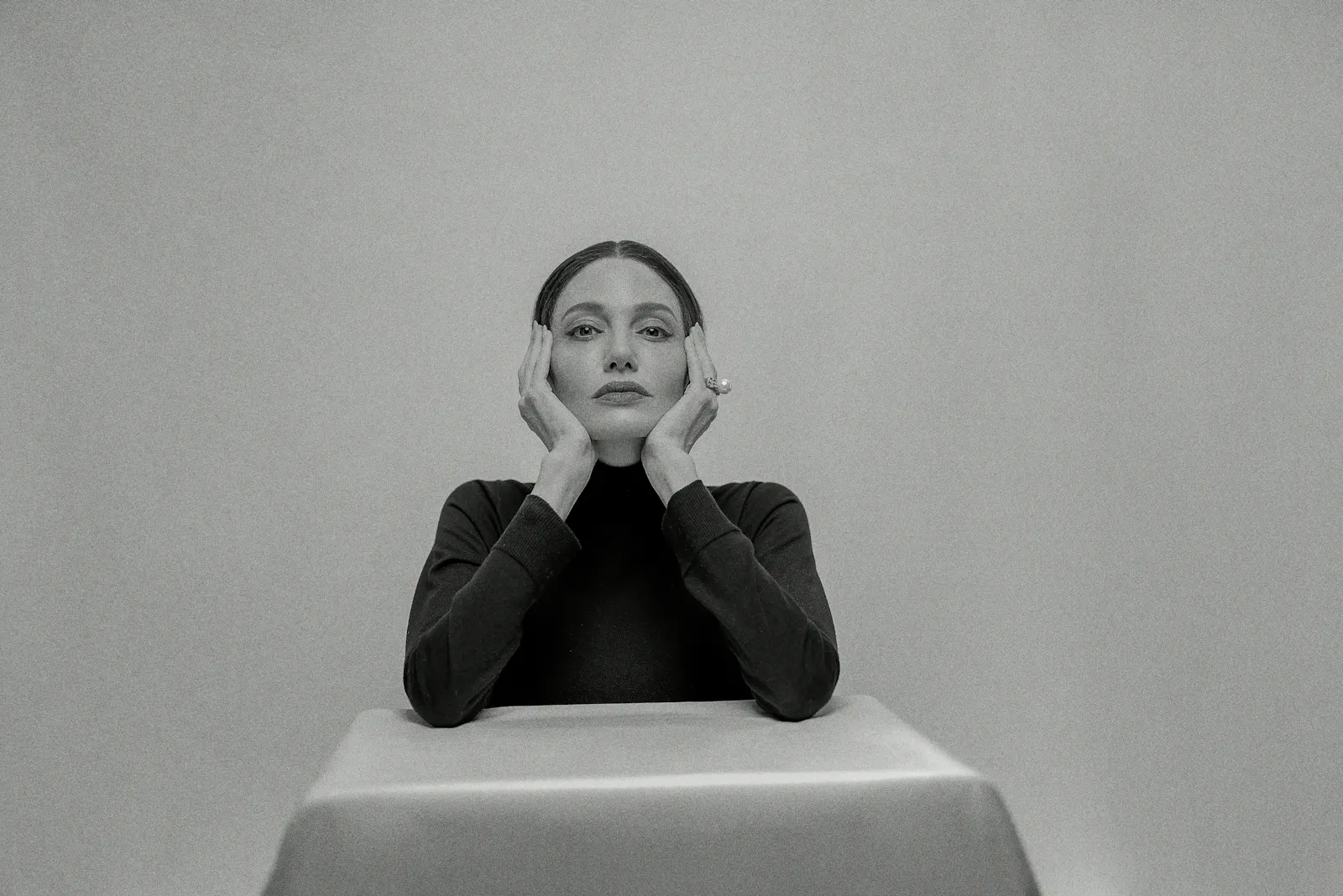 Das berühmte Portrait von Maria Callas von Cecil Beaton (im Film nachgestellt mit Angelina Jolie) // © STUDIOCANAL GmbH