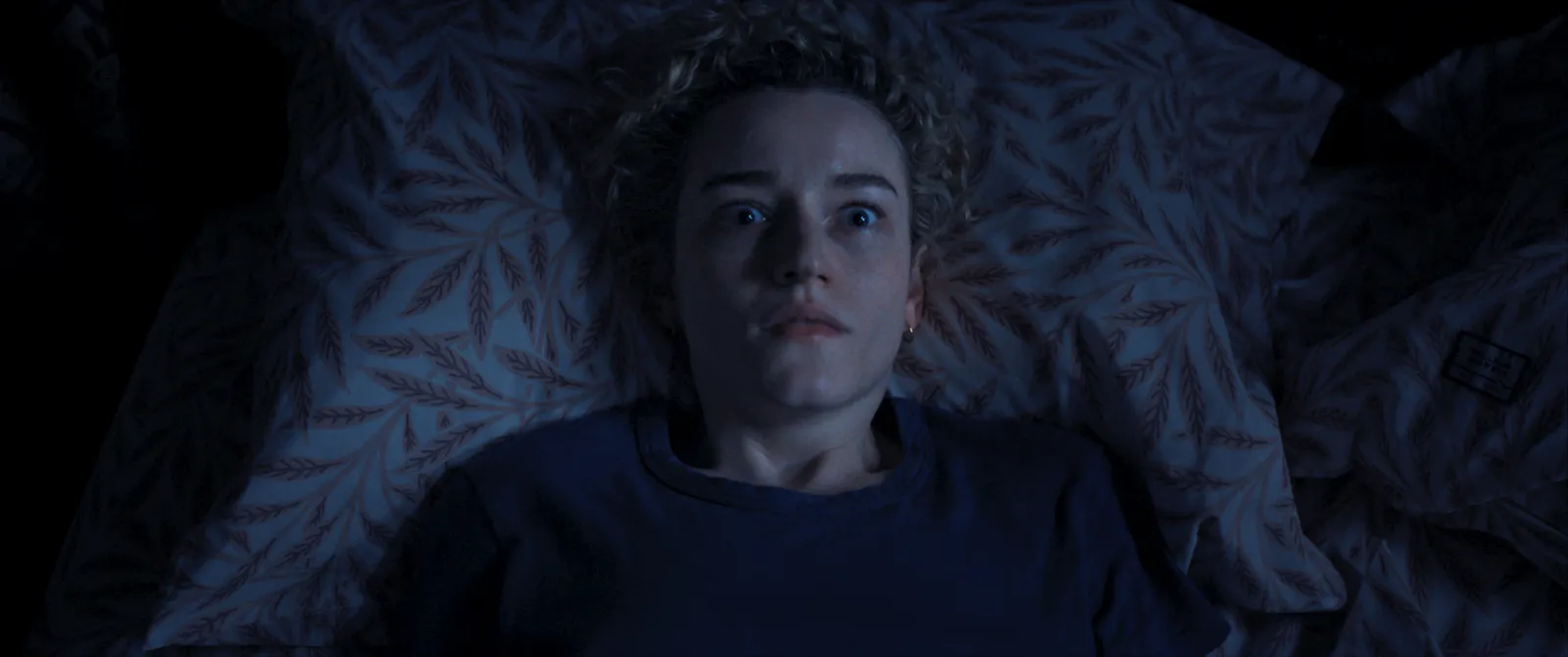 Träumt schlecht in WEAPONS: Grundschullehrerin Justine Gandy (Julia Garner) // © 2025 Warner Bros. Entertainment Inc. All Rights Reserved.