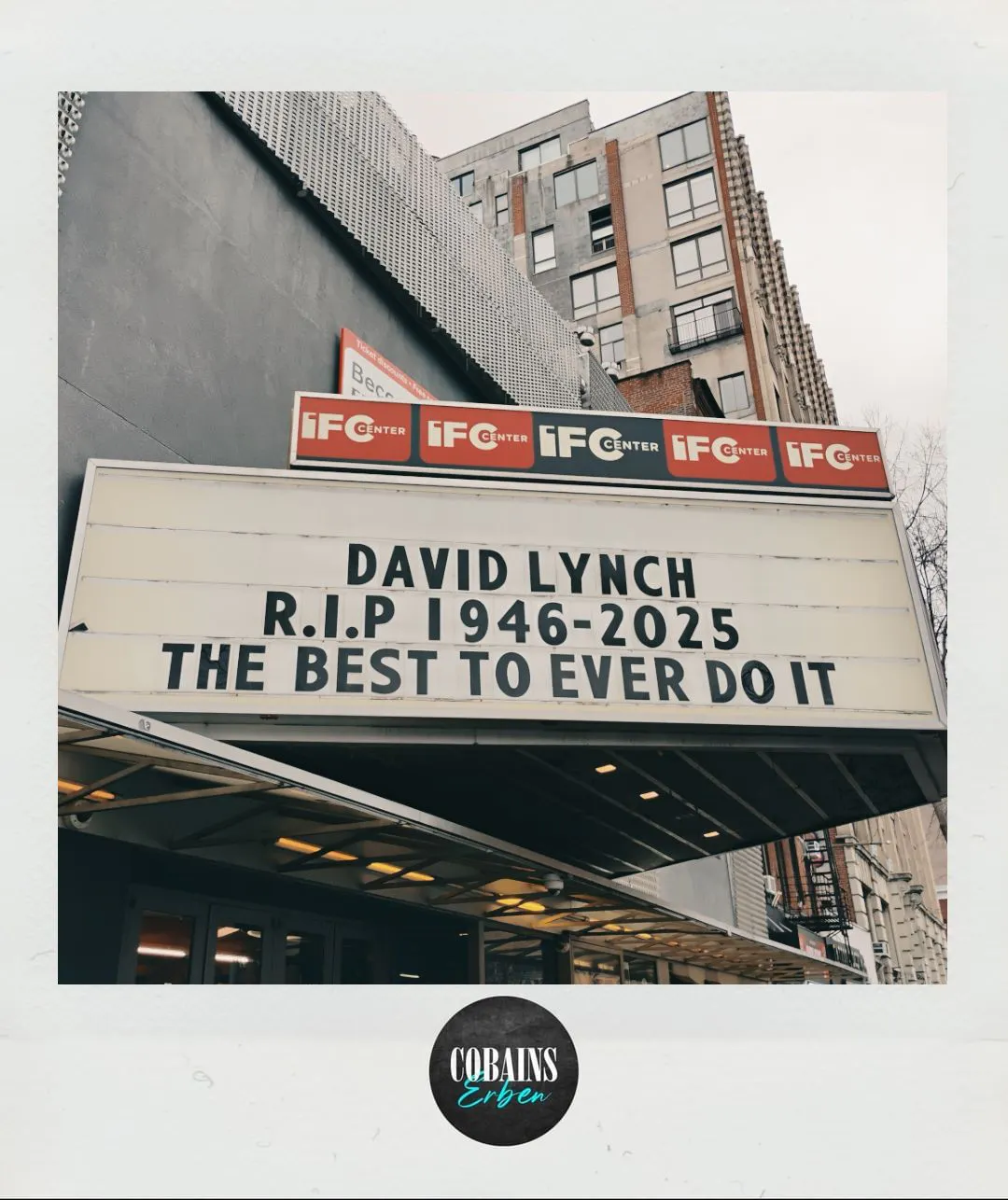 Eine Anschlagstafel über dem Eingang eines Kinos in Amerika. Darauf steht: David Lynch, R. I. P., 1946-2025, The Best To Ever Do It
