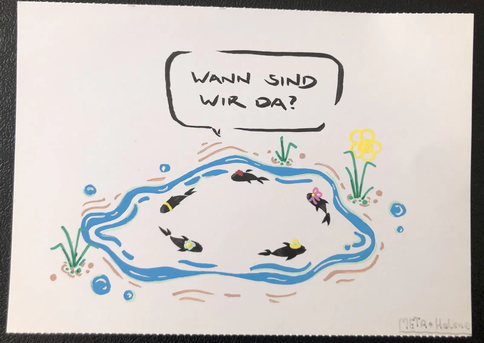 Postkarte mit META BENE-Motive, das farbig bearbeitet wurde. Drei Fische schwimmen im Kreis. einer fragt, "Wann sind wir da?"