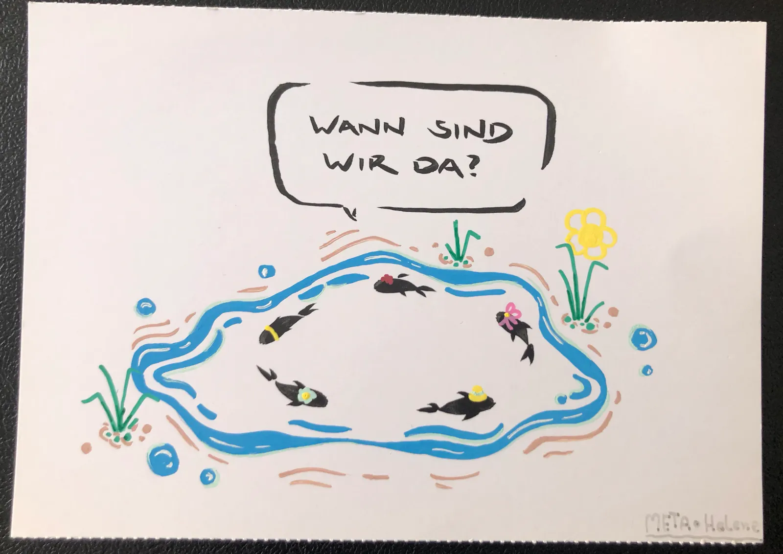 Postkarte mit META BENE-Motive, das farbig bearbeitet wurde. Drei Fische schwimmen im Kreis. einer fragt, "Wann sind wir da?"