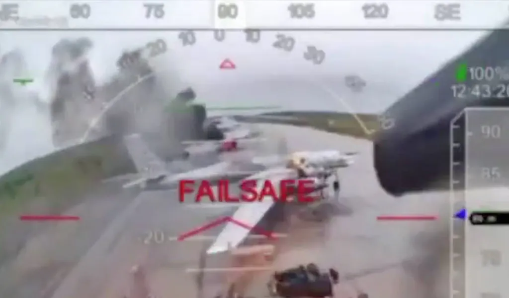 Screenshot einer Drohne im Anflug auf einen russischen Bomber.