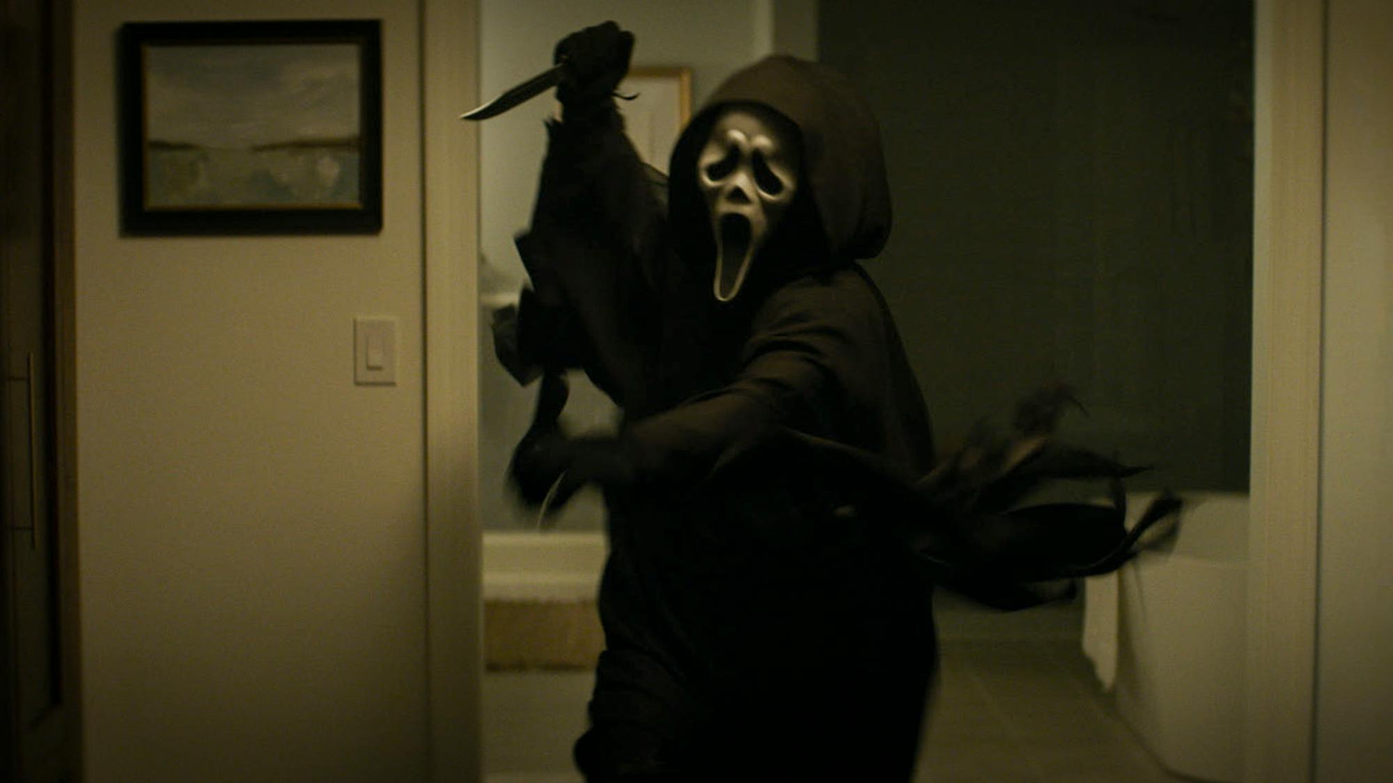 Ab ins Kino, sagt Ghostface. Er greift mit einem Messer an, springt quasi auf die Kamera zu // Ghost Face is a Registered Trademark of Fun World Div., Easter Unlimited, Inc. ©1999. All Rights Reserved. © 2025 PARAMOUNT PICTURES. ALL RIGHTS RESERVED.