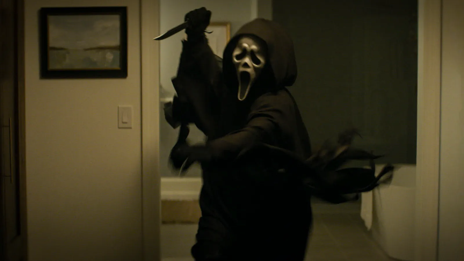 Ab ins Kino, sagt Ghostface. Er greift mit einem Messer an, springt quasi auf die Kamera zu // Ghost Face is a Registered Trademark of Fun World Div., Easter Unlimited, Inc. ©1999. All Rights Reserved. © 2025 PARAMOUNT PICTURES. ALL RIGHTS RESERVED.