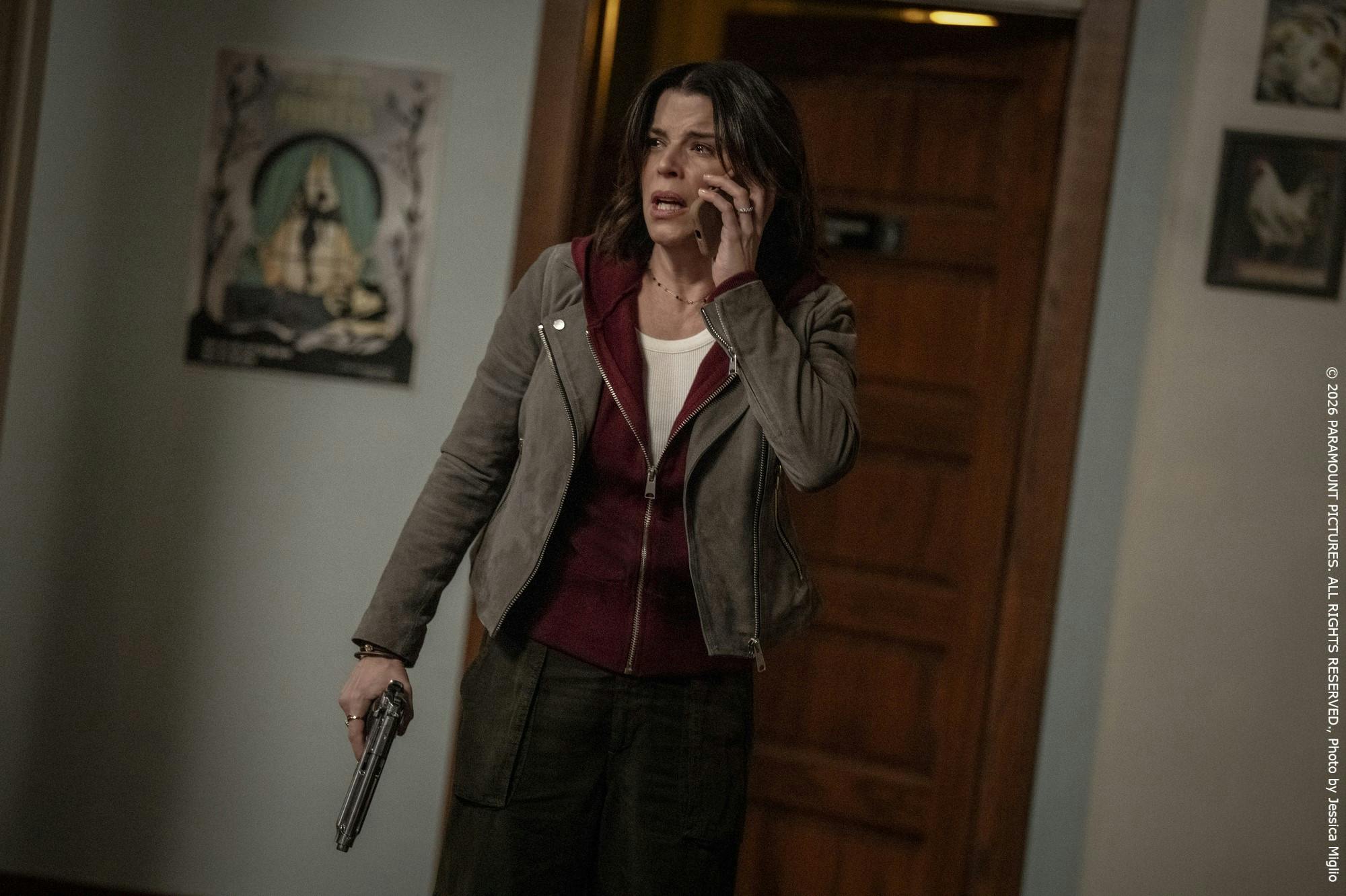 Ready for Ghosting? Neve Campbell in SCREAM 7 wie wir sie als Sidney Prescott kennen: mit Schusswaffe und Telefon // Foto: Jessica Miglio, © 2025 PARAMOUNT PICTURES. ALL RIGHTS RESERVED.