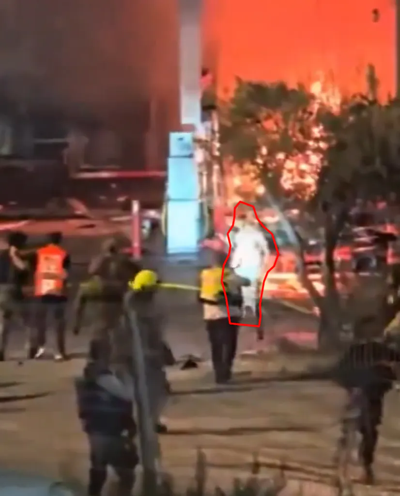 Screenshot aus dem Video vor der brennenden Tankstelle