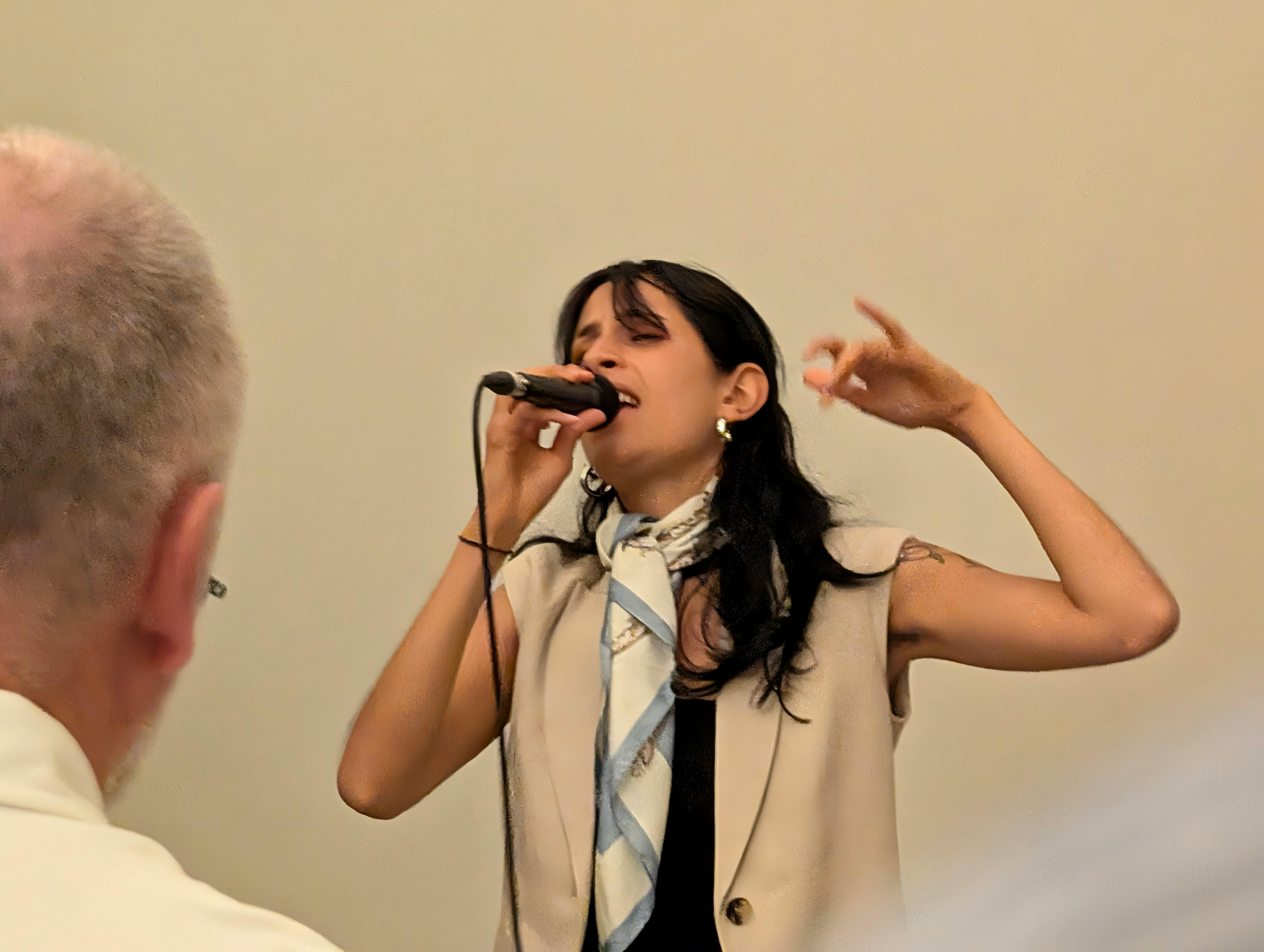 Das Duo Yaelu, hier Sängerin Nuria Noba, stellte im Kultursalon im Club Traube unter anderem ihre neue Single „Nexus” vor. Foto: Jürgen Brand