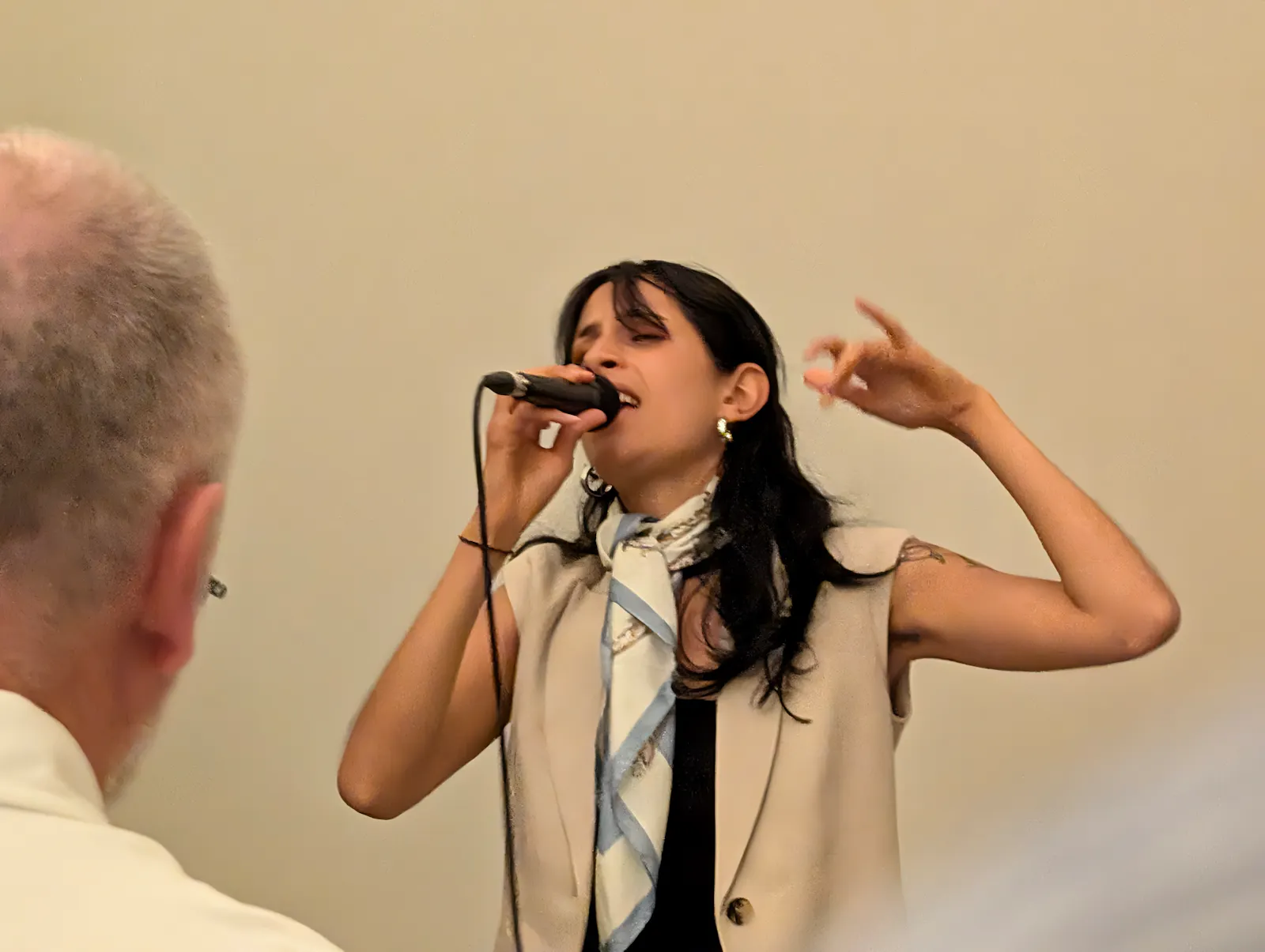 Das Duo Yaelu, hier Sängerin Nuria Noba, stellte im Kultursalon im Club Traube unter anderem ihre neue Single „Nexus” vor. Foto: Jürgen Brand